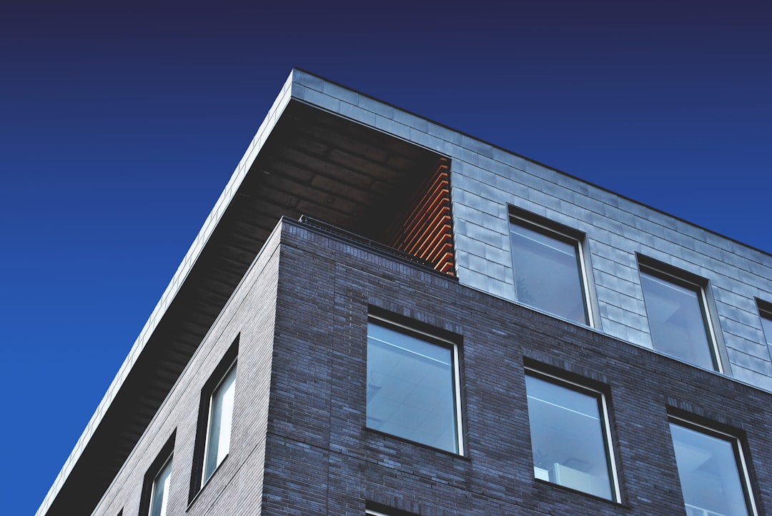 découvrez les meilleures stratégies et conseils pour investir dans l'immobilier et optimiser vos rendements financiers.