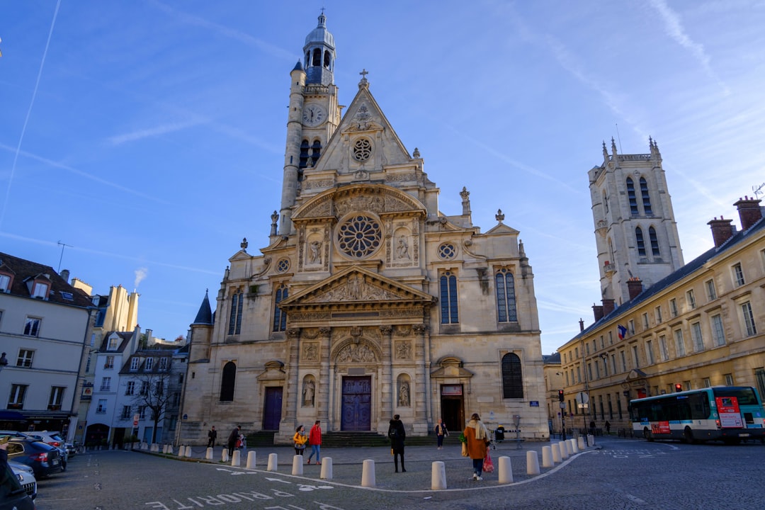 découvrez les quartiers à éviter à saint-étienne pour votre sécurité et votre tranquillité. guide des zones à connaître avant de vous installer ou visiter la ville.