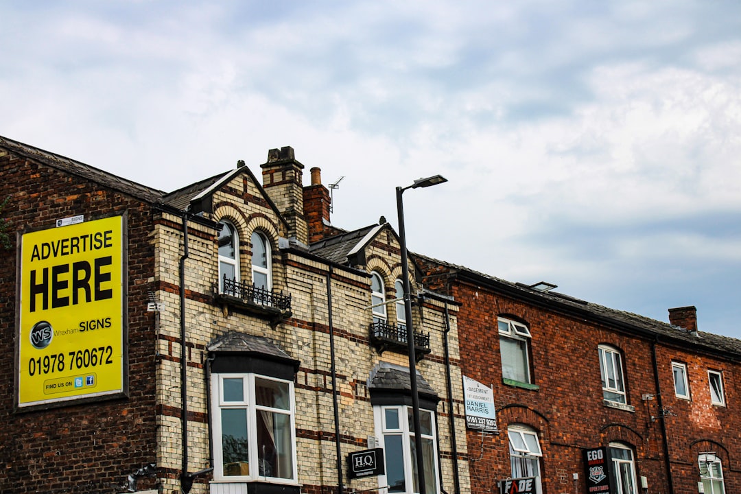 découvrez les règles essentielles concernant l'augmentation des loyers, incluant les plafonds, les conditions légales et les droits des locataires pour une gestion locative conforme.