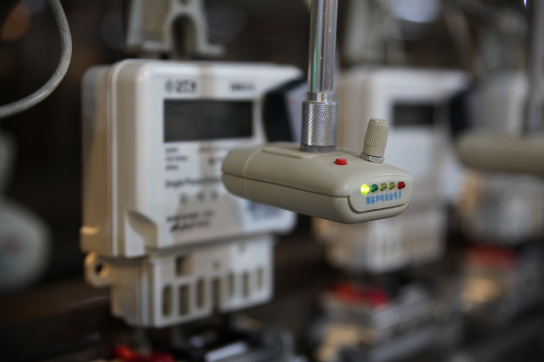 découvrez tout sur le compteur intelligent : fonctionnement, avantages et comment il transforme la gestion de la consommation énergétique.