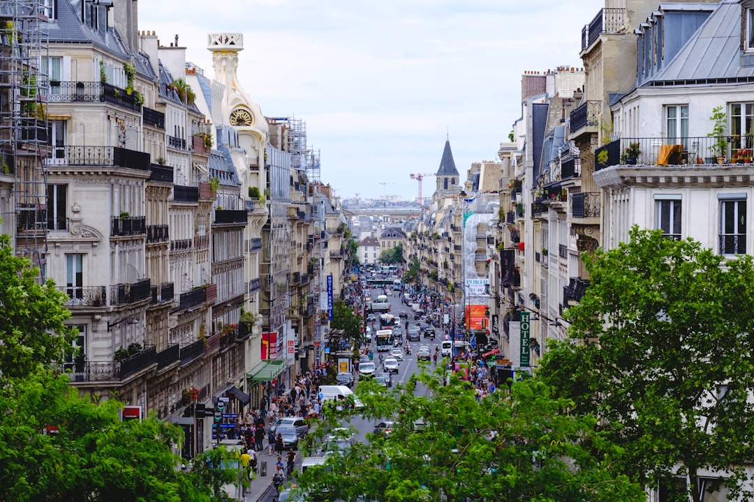 découvrez les quartiers à éviter à paris pour garantir votre sécurité lors de votre séjour. conseils et informations sur les zones sensibles de la capitale française.