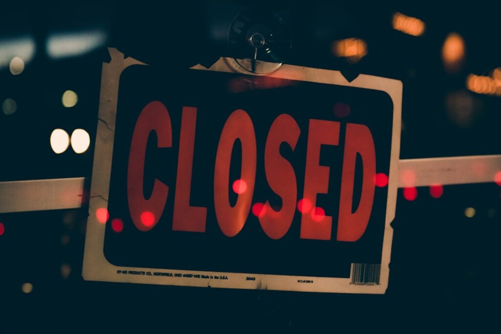 découvrez les principales raisons de la fermeture des banques, incluant les défis financiers, les changements réglementaires et les évolutions du marché.