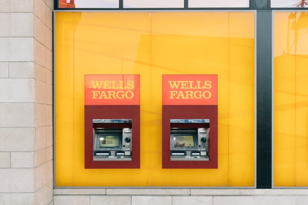 découvrez nos services bancaires complets adaptés à vos besoins : comptes, prêts, épargne et solutions personnalisées pour une gestion optimale de vos finances.