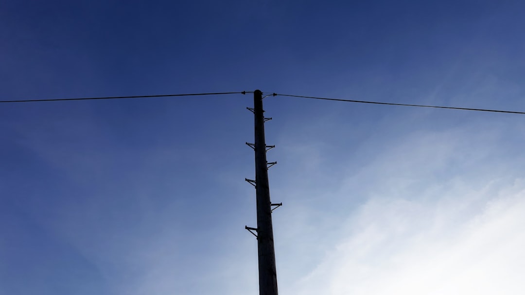 découvrez les principes fondamentaux de l'électricité, y compris les concepts de courant, tension et résistance, pour comprendre les bases de cette science essentielle.