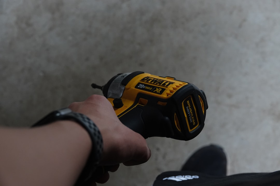 découvrez notre perceuse sans fil puissante et polyvalente, idéale pour tous vos travaux de bricolage avec une liberté de mouvement optimale.
