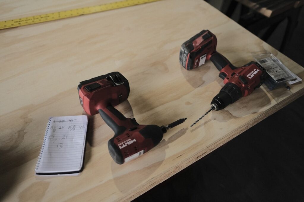 perceuse sans fil puissante et légère, idéale pour tous vos travaux de bricolage et de construction, offrant une grande autonomie et une utilisation facile.