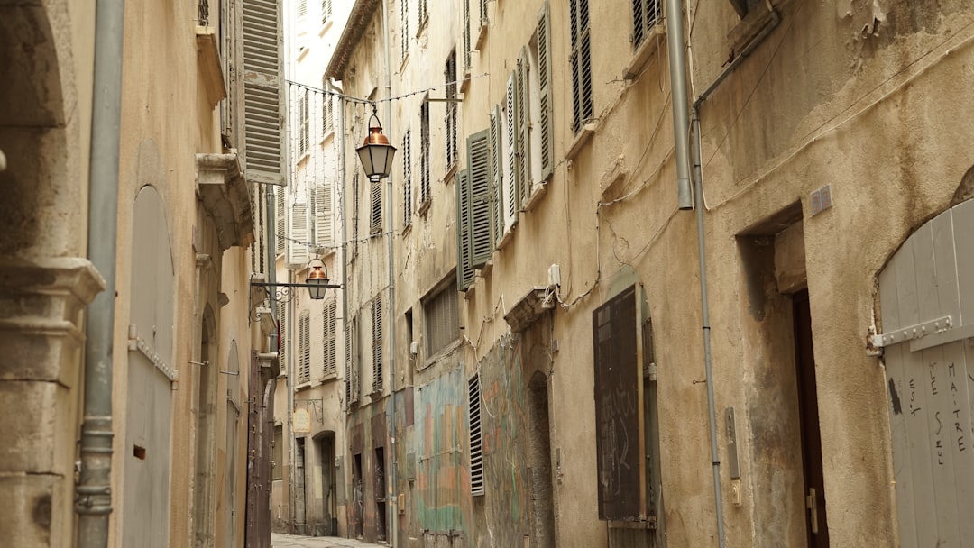 découvrez les quartiers de toulon à éviter pour garantir votre sécurité et votre confort lors de votre visite ou installation en ville.