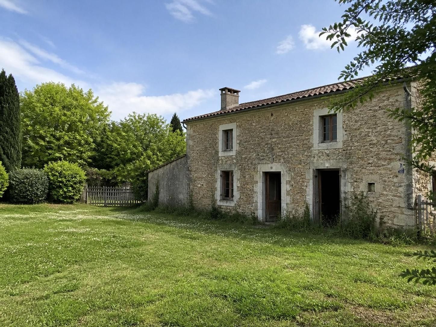 découvrez la résidence la courtaisière, un investissement immobilier idéal situé au cœur d'un cadre paisible, alliant confort, sérénité et valeur sûre.