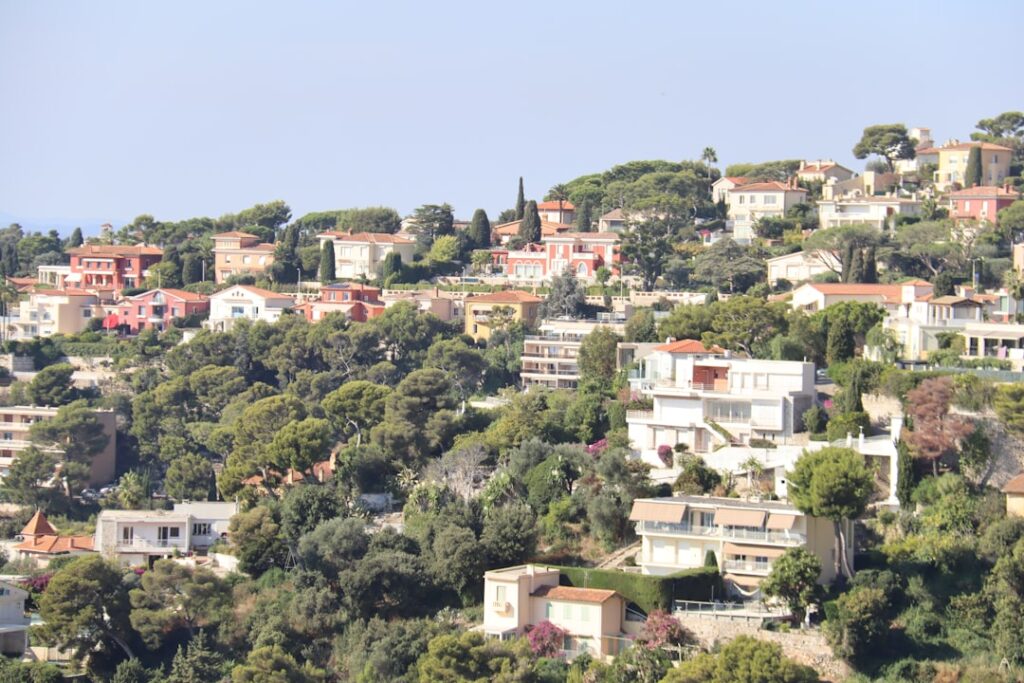découvrez les quartiers dangereux à nice, leurs caractéristiques et conseils de sécurité pour mieux visiter la ville en toute sérénité.