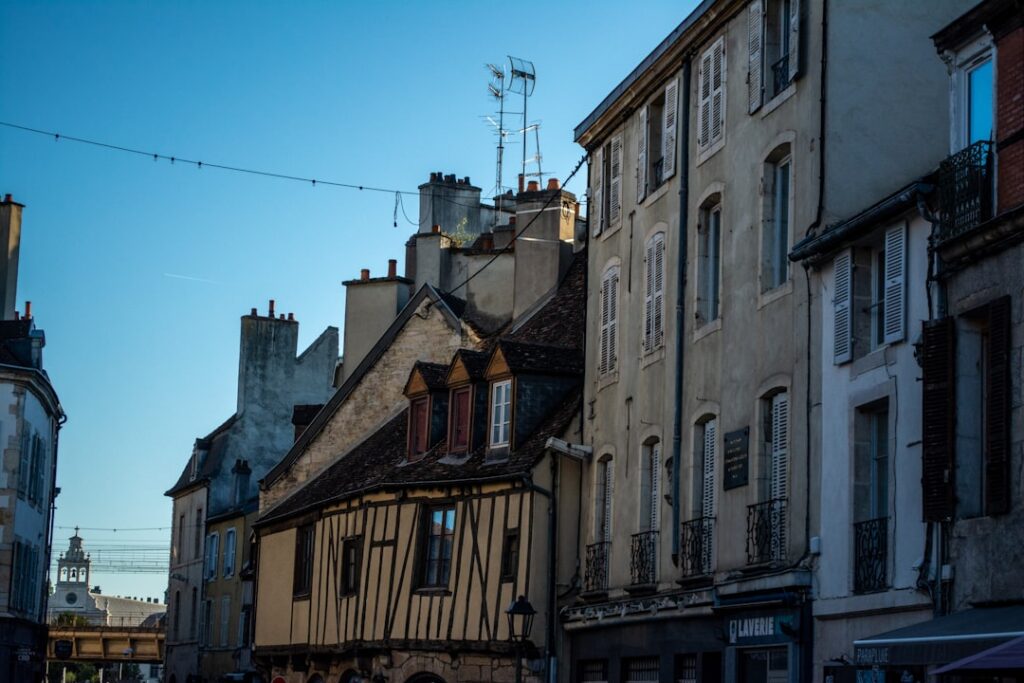 découvrez les quartiers de dijon à éviter pour un séjour en toute sécurité et un meilleur choix de logement.
