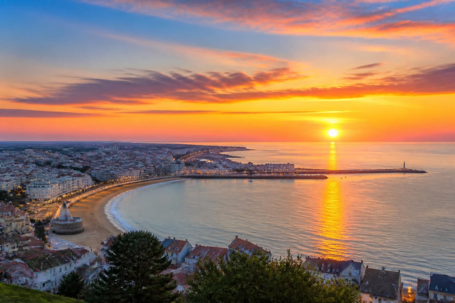 découvrez pourquoi l'achat d'une maison aux sables d'olonne attire de plus en plus de français, grâce à son cadre de vie agréable, son littoral exceptionnel et ses atouts économiques.