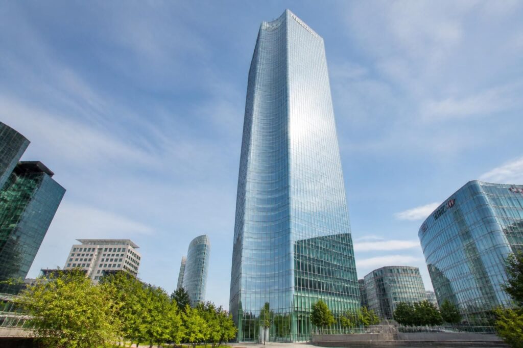 découvrez la hauteur impressionnante de la tour first, le plus haut gratte-ciel de la défense, et explorez ses caractéristiques architecturales uniques.