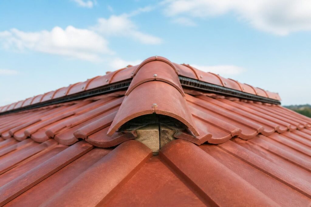 découvrez ce qu'est un faîté de toit, un élément essentiel de la toiture ventilée, et comprenez son importance pour assurer une bonne ventilation et protection de votre toiture.